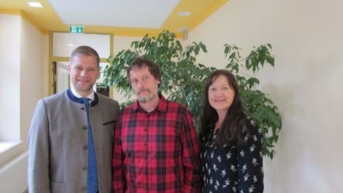 von links nach rechts: Bezirkstagspräsident Dr. Heinrich, Hr. Zitzelsberger, Psychiatriekoordinatorin Fr. Holzner