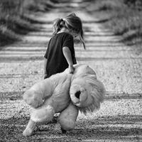 Mädchen mit Teddy.png